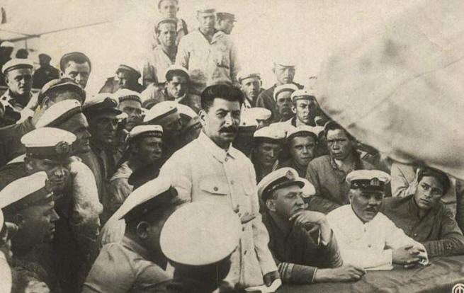Сталин и Ворошилов  на крейсере "Червона Украина" (1929 г), военно-историческая литература на internetwars.ru